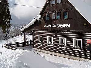 Pohled na chatu �mejrovku z p��stupov� cesty