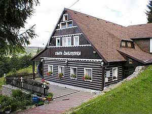 Pohled na chatu �mejrovku z p��stupov� cesty